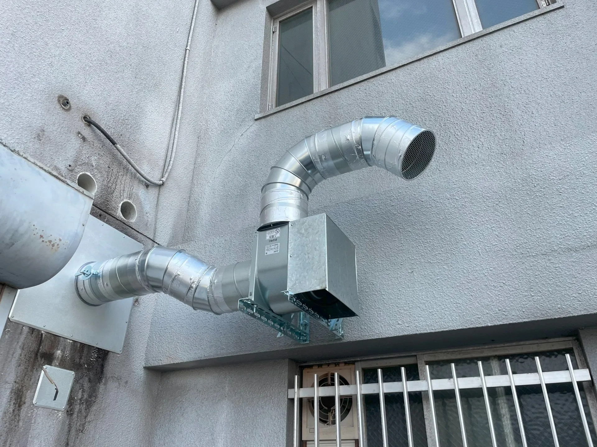 厨房排気ファン取り付け作業